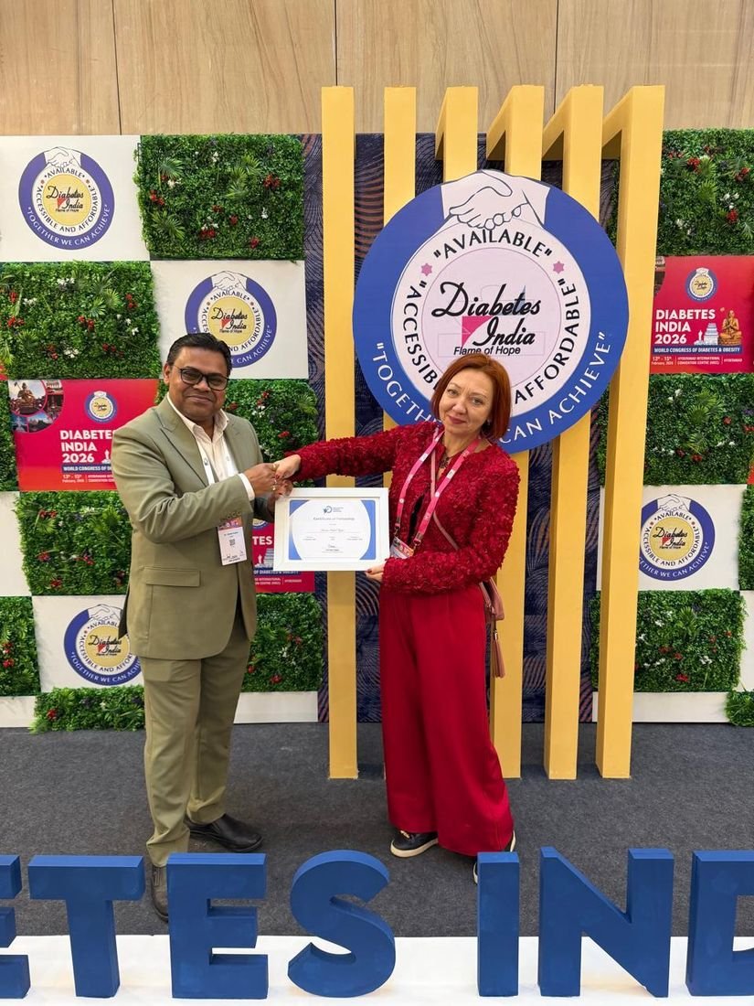 Dr. Vishal Gupta receiving a framed Certificate of Fellowship at DiabetesIndia 2026